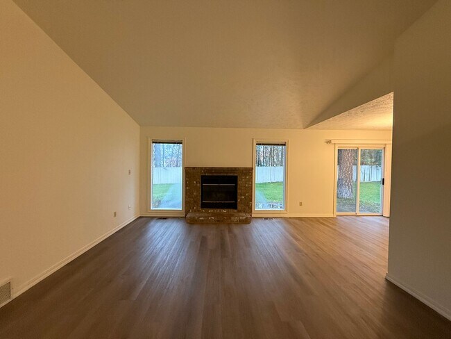 Building Photo - Stunning 3 Bed, 2 Bath Home near Riverside...