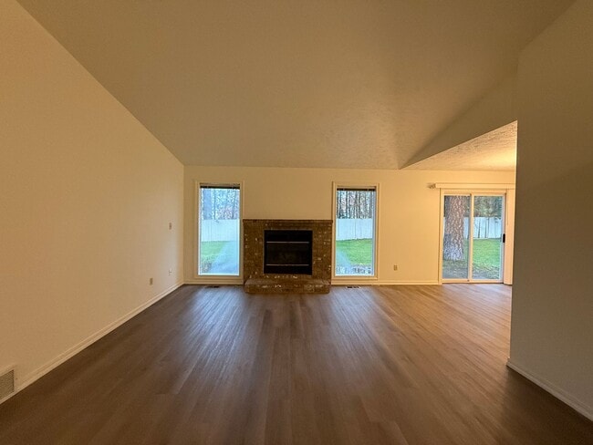 Building Photo - Stunning 3 Bed, 2 Bath Home near Riverside State Park!