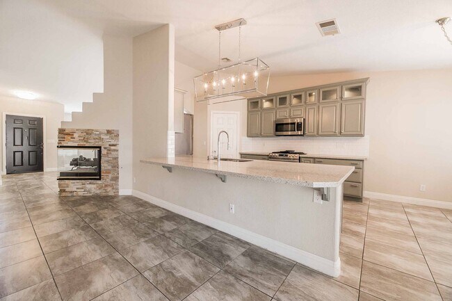 Foto del edificio - STUNNING 3 Bedroom Home with a 3 CAR GARAGE & RV PARKING!