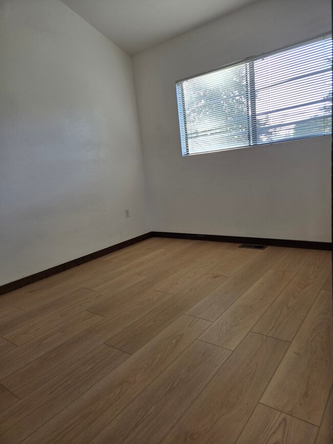 Building Photo - 2124 5th Ave
