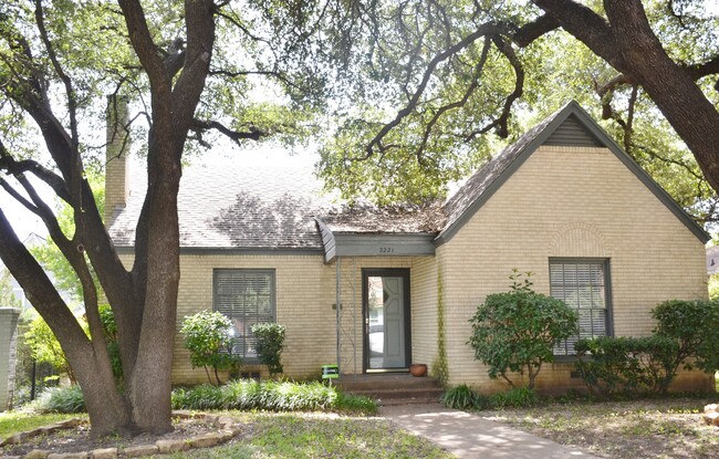 Building Photo - Charming Bungalow in desirable Berkeley!