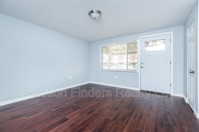 Building Photo - 2032 Kelmore Rd