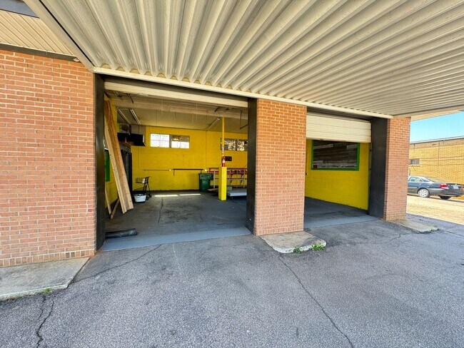 Foto del edificio - Prime Commercial Space for Rent in Downtown Granite Quarry - 1,323 Sq Ft with Bay Doors