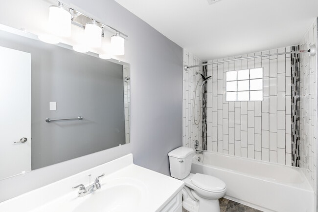 Building Photo - 2 Bedroom Apartment for Rent – Great Location, Parking, Laundry, Pet-Friendly