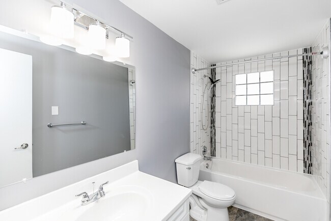 Photo du bâtiment - 2 Bedroom Apartment for Rent – Great Location, Parking, Laundry, Pet-Friendly