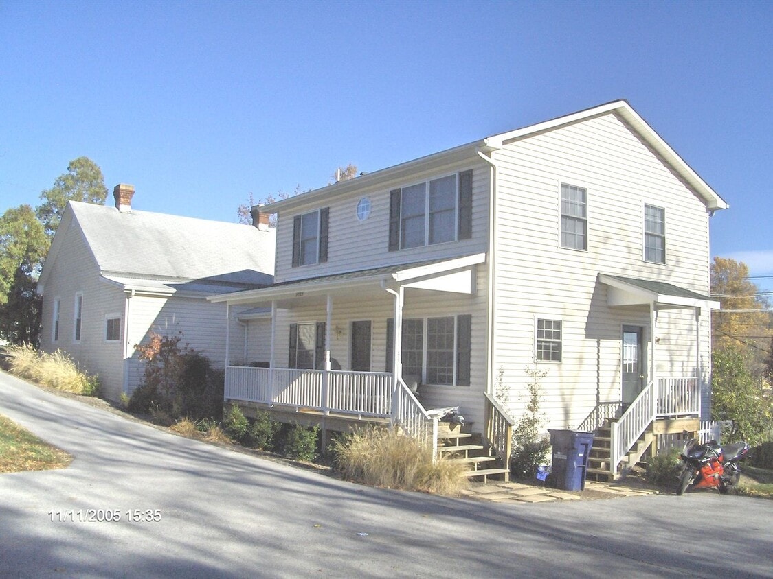 3 Bedroom 1 Bath Duplex - 3 Bedroom 1 Bath Duplex
