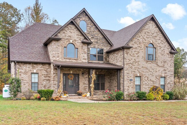 Building Photo - Four Bedroom on One and a Half Acres!