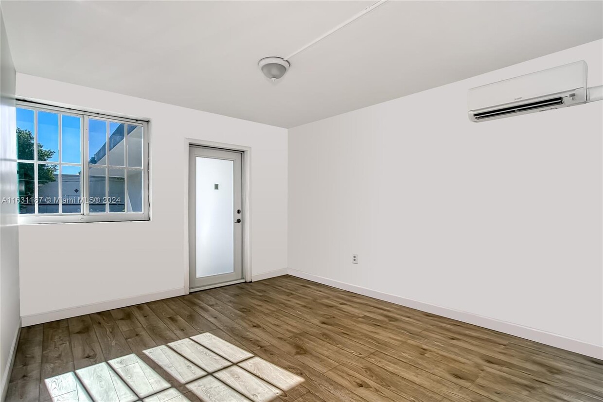 Primary Photo - 160 NE 55th St