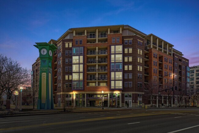 Building Photo - 437 W Division St