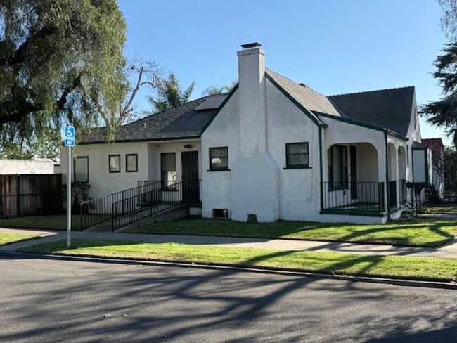 Foto del edificio - Corner lot home with Lots of Curb Appeal