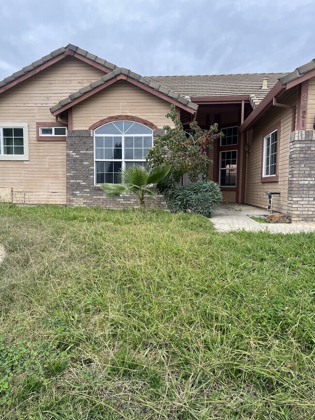 Building Photo - 2021 Nand Dr