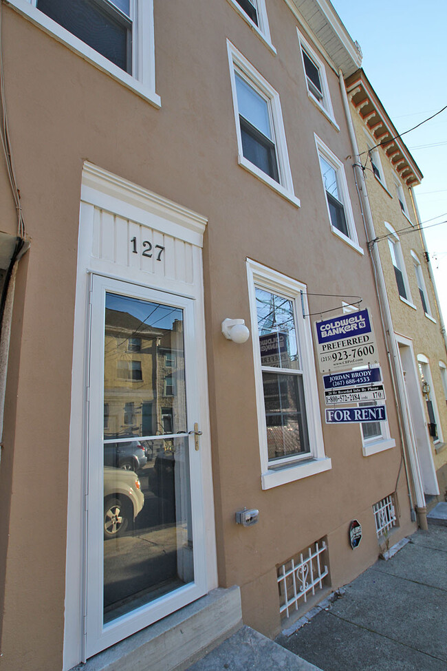 Front - 127 Grape St