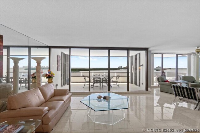 Foto del edificio - 100 Lakeshore Dr