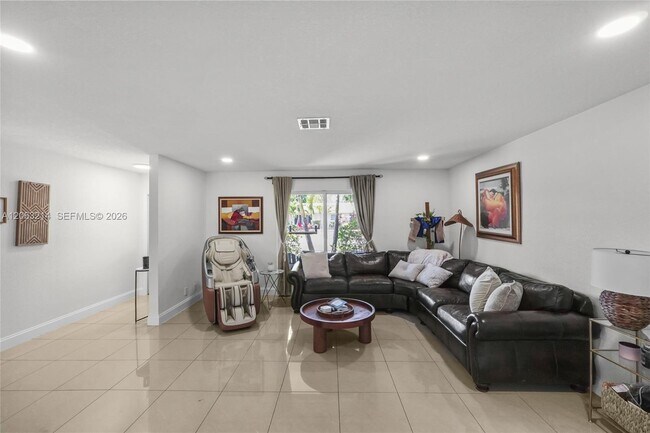 Foto del edificio - 3701 NW 114th Ave
