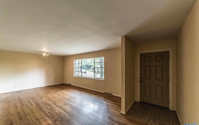 Living Room w/ Bay Window - 2609 Lancelot Dr SE