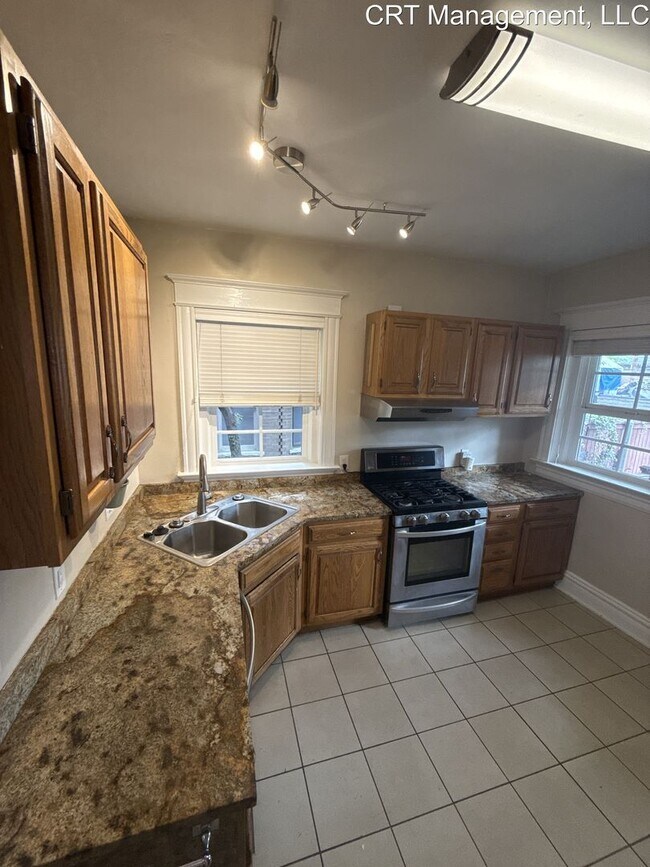 Foto del edificio - Historic Denver Square Duplex Available NOW!