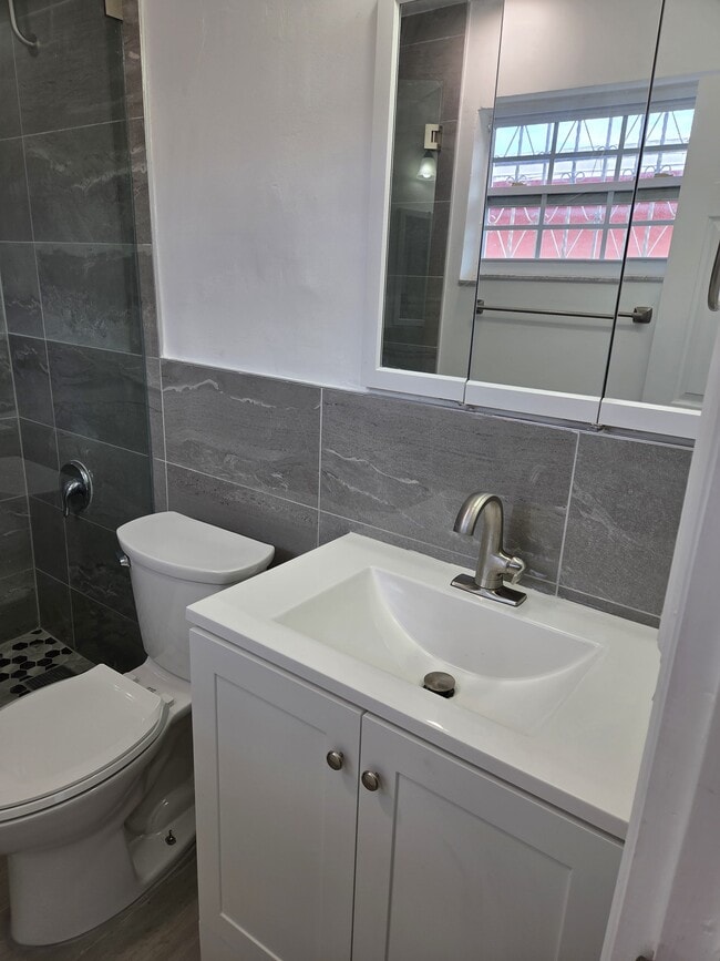 Foto del edificio - 448 E 40th St