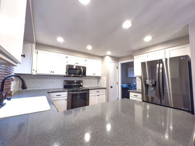 Building Photo - Fantastic roomy and bright 4 bed