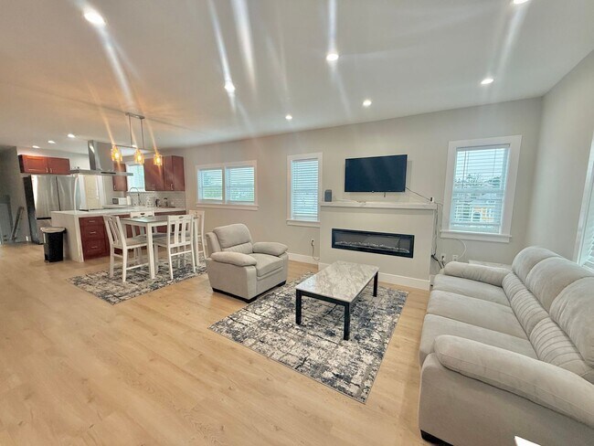 Building Photo - 3 Bedroom/ 3 Bathroom in Oakland !!