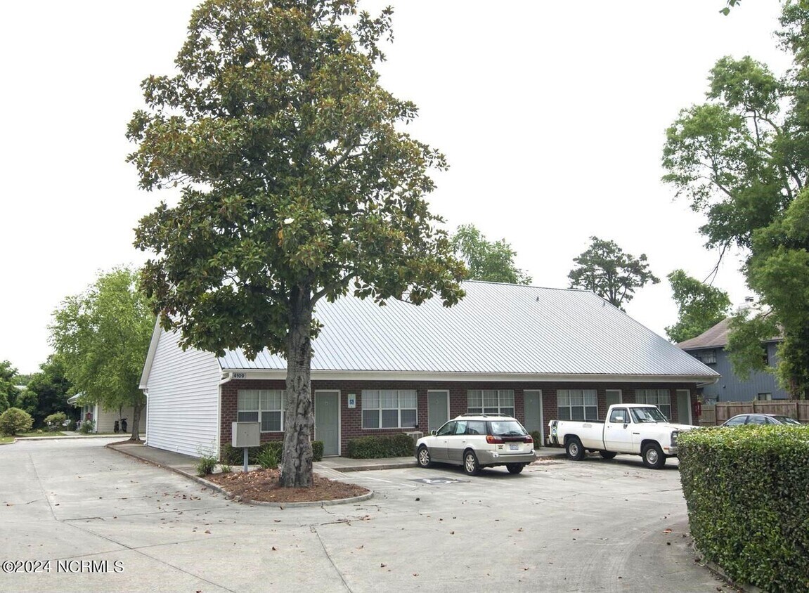 4109 Spirea Dr Unit D, Wilmington, NC 28403 Room for Rent in