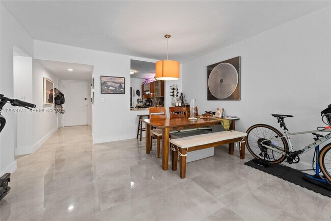 Foto del edificio - 100 Edgewater Dr