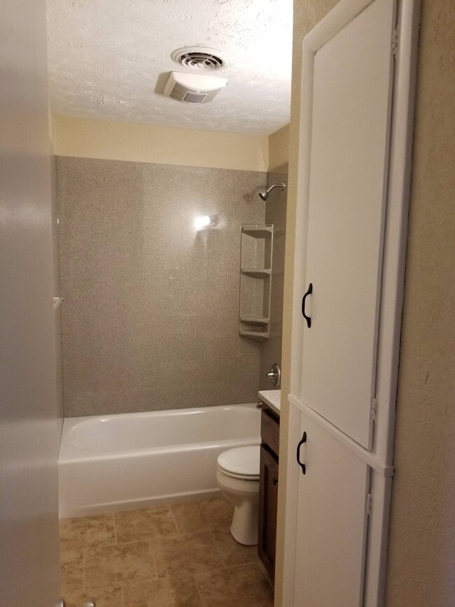 Building Photo - 3 Bedroom, 1 Bathroom Home with attached garage