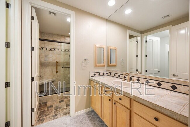 Foto del edificio - 674 Crosscreek Dr