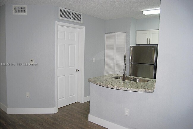 Foto del edificio - 2803 N Oakland Forest Dr