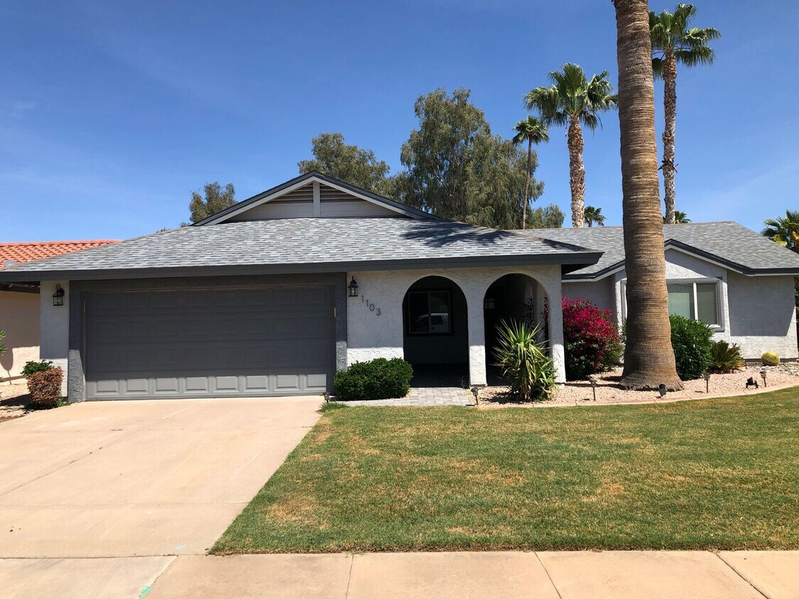 Foto principal - A GREAT REMODELED LIKE NEW HOME ON THE GOL...