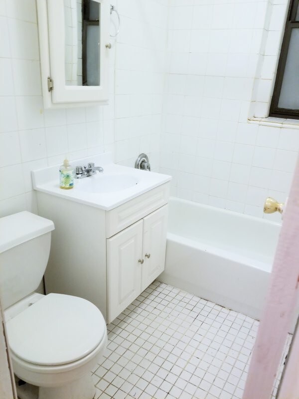 Building Photo - 615 W 186th St