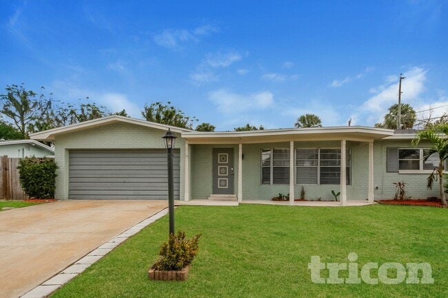 Building Photo - 3516 E Roundtree Dr