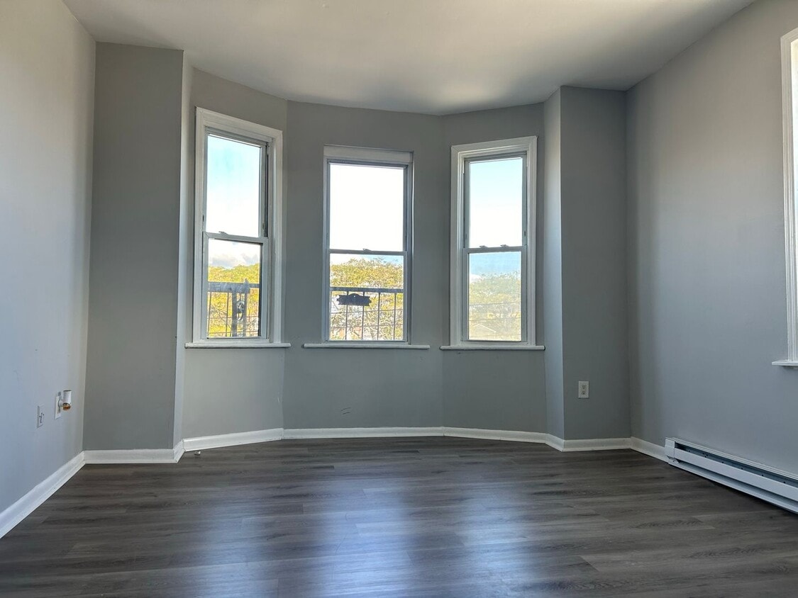 Building Photo - Recently Renovated 1 Bedroom Apartment -- Ready For Move-In!