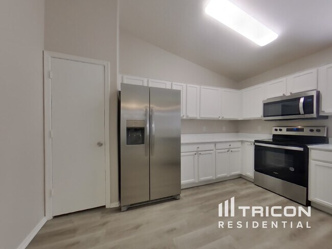 Foto del edificio - 13261 W Paradise Ln