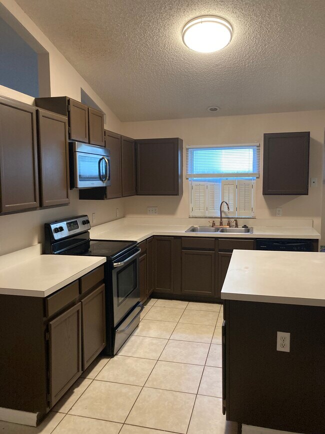 Building Photo - 1368 Woodfield Oaks Dr
