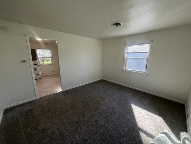 Building Photo - 929 Biemeret St