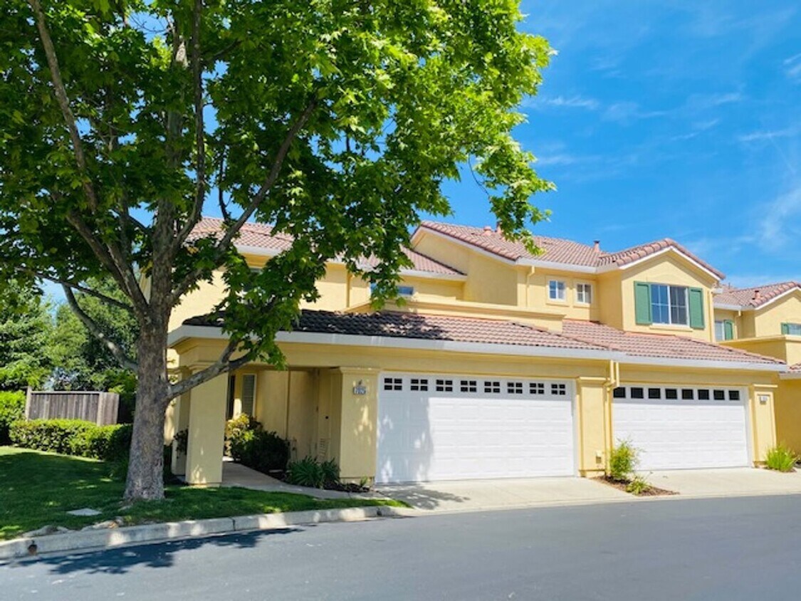 Foto principal - Elegant and Move-In Ready 4BD/3BA, Two-Sto...