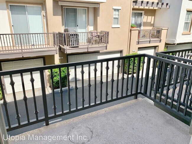 Building Photo - 2 br, 2.5 bath House - 9 Burlingame Lane