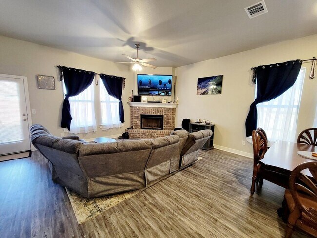 Foto del edificio - Upland Crossing - 3/2/2 All Appliances Included