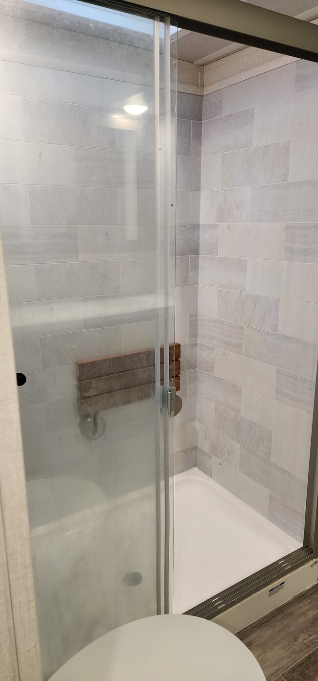 Large shower - 5353 Lower River Rd