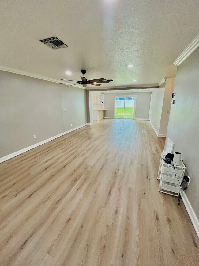 Foto del edificio - 4243 Deltona Blvd