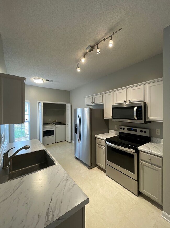 Building Photo - Townhouse in the Oakhurst Community!