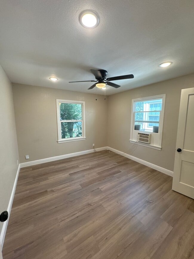 Building Photo - NORTH 40TH DUPLEX