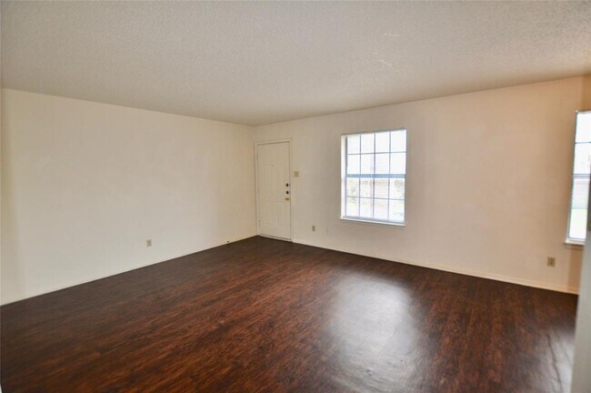 Building Photo - 511 W Oak St