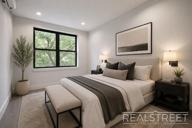 Building Photo - Grand Spacious 2 Bed in Prime Crown Heights