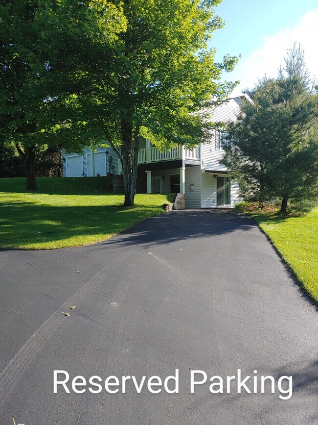 Private Parking - 433 E Sleights Rd