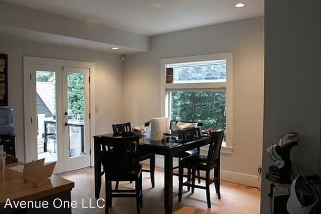 Foto del edificio - 2415 Nob Hill Ave N