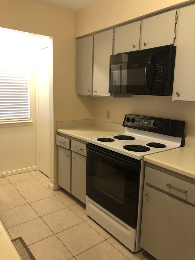 Kitchen - 2401 Sycamore Ave