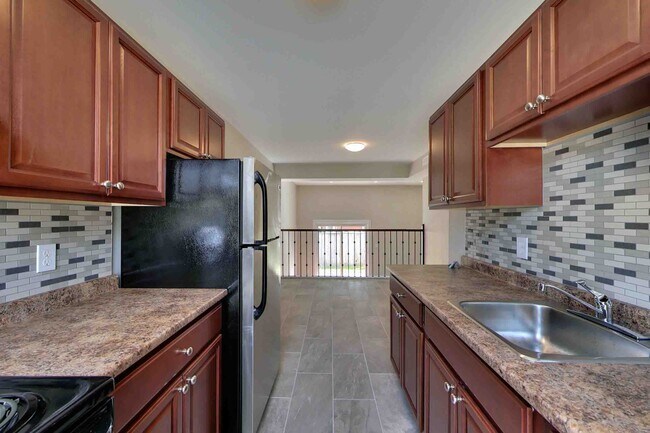 Building Photo - Updated 3Bed 1.5Bath Townhome in the Stunning Corunna, Ontario!