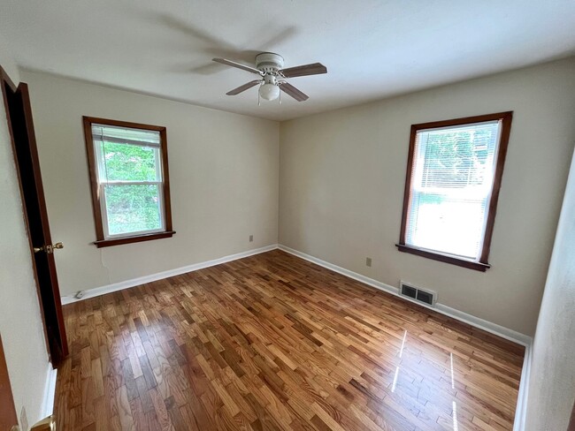 Building Photo - 2 Bedroom / 1 Bath House located in a Quie...