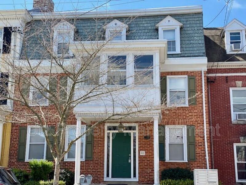 Primary Photo - 110 E Main St